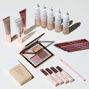 GOSH Make-up-Produkte: Foundation, Concealer, Lippenstifte, Lidschatten & Eyeliner auf weißem Hintergrund.